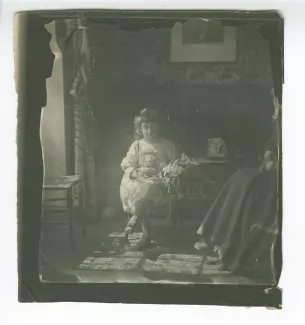 photographie d'Antoinette Démarest, fille d'Albert, Démarest, assise avec une poupée