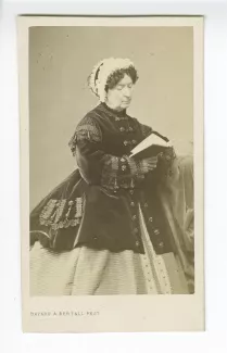 portrait photographique d'Héloïse Gide, baronne de Feuchères, cousine éloignée d'André Gide, lisant