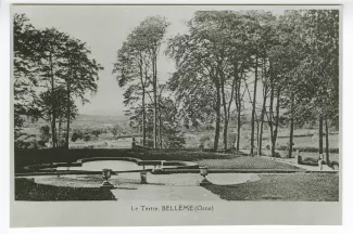 photographie d'une carte postale du château du Tertre, propriété de Roger Martin du Gard, le bassin
