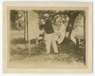 photographie de Théo Van Rysselberghe, peignant en extérieur Le Verger ou La Famille au jardin (1890), avec à droite, debut contre l'arbre, son modèle Maria Sèthe