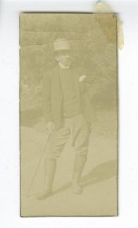 portrait photographique de Théo Van Rysselberghe, tenant une canne, en extérieur, printemps 1905