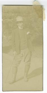 portrait photographique de Théo Van Rysselberghe, tenant une canne, en extérieur, printemps 1905