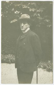 portrait photographique de Théo Van Rysselberghe, dans le jardin de la villa Aublet, rue Laugier, printemps 1907