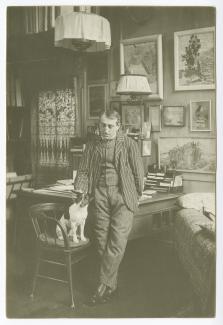 photographie de Théo Van Rysselberghe avec le chien Nick, dans son bureau de la villa Aublet, rue Laugier