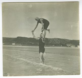 photographie de Théo Van Rysselberghe et Élisabeth Van Rysselberghe, sur les épaules de son père, en costume de bain, sur la plage, juillet-août 1908