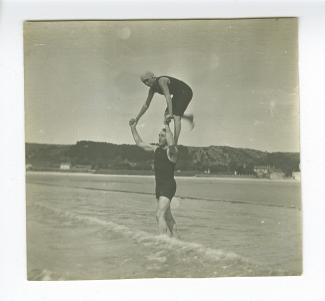 photographie de Théo Van Rysselberghe et Élisabeth Van Rysselberghe, sur les épaules de son père, en costume de bain, sur la plage, juillet-août 1908