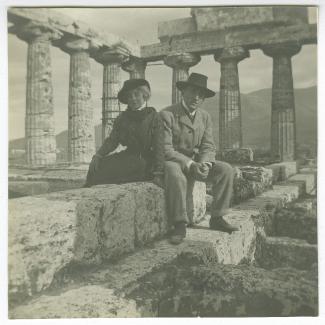 photographie de Théo Van Rysselberghe et Maria Van Rysselberghe, dans le temple d'Athéna, à Paestum, janvier 1909