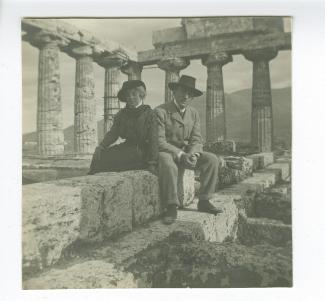 photographie de Théo Van Rysselberghe et Maria Van Rysselberghe, dans le temple d'Athéna, à Paestum, janvier 1909