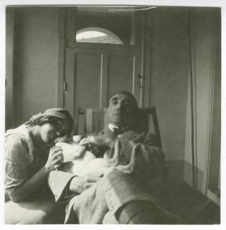 photographie de Théo Van Rysselberghe et Élisabeth Van Rysselberghe, avec le chien Nick, à Saint-Clair