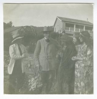 photographie montrant, de gauche à droite, Maria Van Rysselberghe, Théo Van Rysselberghe, Élisabeth Van Rysselberghe, Daisy Weber et Marie-Thèrèse Muller, à Saint-Clair