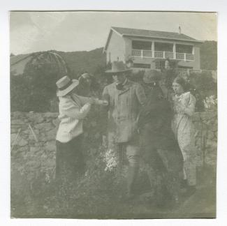 photographie montrant, de gauche à droite, Maria Van Rysselberghe, Marie-Thérèse Muller, Théo Van Rysselberghe, Élisabeth Van Rysselberghe (de dos) et Daisy Weber, à Saint-Clair