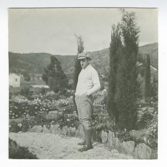 photographie de Théo Van Rysselberghe, portant une casquette, mains dans les poches, à Saint-Clair