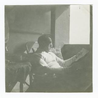 photographie de Théo Van Rysselberghe, lisant le journal sur une terrasse, dans la maison de Saint-Clair