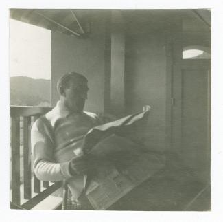 photographie de Théo Van Rysselberghe, lisant le journal sur une terrasse, dans la maison de Saint-Clair