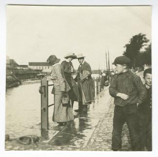 photographie montrant Élisabeth Van Rysselberghe (de dos), Marie-Thérèse Muller et Théo Van Rysselberghe, au bord d'un canal