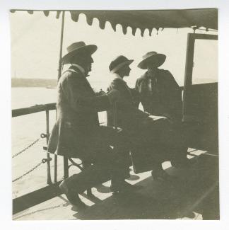 photographie montrant Théo Van Rysselberghe, Daisy Weber et Marie-Thérèse Muller, assis sur le pont d'un bateau
