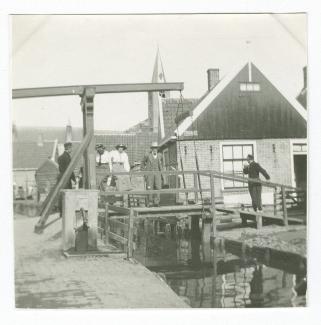 photographie montrant Marie-Thérèse Muller, Élisabeth Van Rysselberghe et Théo Van Rysselberghe, debout sur un petit pont au-dessus d'un canal