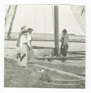 photographie montrant Théo Van Rysselberghe, Marie-Thérèse Muller et Daisy Weber (à gauche), debout devant une embarcation