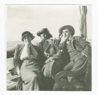 photographie montrant, de gauche à droite, Daisy Weber, Élisabeth Van Rysselberghe et Théo Van Rysselberghe, assis sur une embarcation