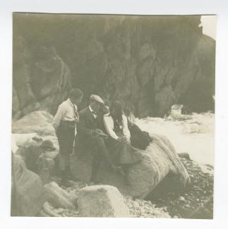 photographie montrant Théo Van Rysselberghe, en train de dessiner, entouré à gauche de Jean-Marie Gevaert, à droite d'Élisabeth Van Rysselberghe et Marie-Thèrèse Muller (à l'arrière), au bord de la mer, août 1914