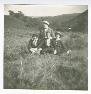 photographie montrant Théo Van Rysselberghe avec, de gauche à droite, Élisabeth Van Rysselberghe, Marie-Thérèse Muller et Daisy Weber, dans la campagne, août 1914