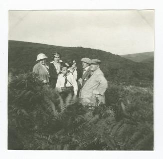 photographie montrant, de gauche à droite, Madeleine Maus, Marie-Thérèse Muller, Jean-Marie Gevaert, Élisabeth Van Rysselberghe, Théo Van Rysselberghe et Octave Maus, dans la campagne, août 1914