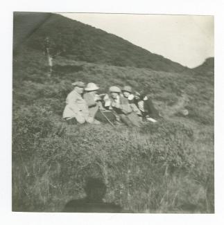 photographie montrant, de gauche à droite, Octave Maus, Madeleine Maus, Théo Van Rysselberghe, Daisy Weber et Marie-Thérèse Muller, dans la campagne, août 1914