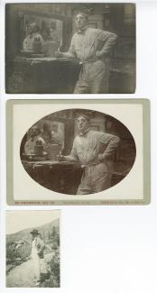 portrait photographique de Théo Van Rysselberghe, accoudé à une commode, en tenue de travail, dans son atelier de la villa Aublet, rue Laugier