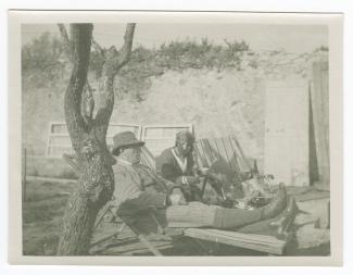 photographie de Théo Van Rysselberghe et Élisabeth Van Rysselberghe, sur des chaises longues, à la Bastide Franco, février 1921