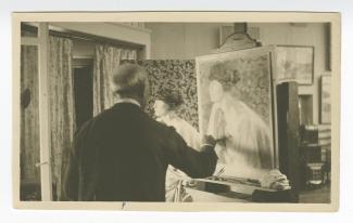 photographie de Théo Van Rysselberghe peignant Mme Jean Dubois [?], dans son atelier de Saint-Clair