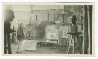 photographie de Théo Van Rysselberghe, avec à droite le buste d'André Gide et à gauche celui de Jean Schlumberger, dans son atelier de Saint-Clair