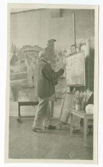 portrait photographique de Théo Van Rysselberghe, peignant La Fontaine aux statues à la Madrague (1924) dans son atelier de Saint-Clair