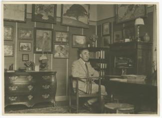 portrait photographique de Théo Van Rysselberghe, assis, dans son bureau de la maison de Saint-Clair, mai 1925