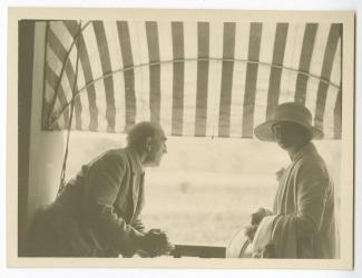 photographie de Théo Van Rysselberghe et Christiane Martin du Gard, fille de Roger Martin du Gard, à une terrasse de la maison de Saint-Clair