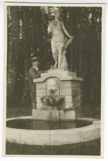 photographie de Théo Van Rysselberghe, dans le jardin du château du Tertre, chez Roger Martin du Gard, octobre 1926