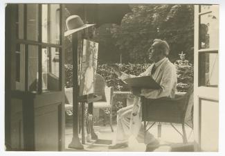 photographie de Théo Van Rysselberghe, peignant le Portrait d'Annette Dubois(1924)