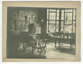 photographie de Théo Van Rysselberghe, dans sa maison de la rue de l’Abbaye à Ixelles, construite par son frère Octave