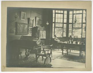 photographie de Théo Van Rysselberghe, dans sa maison de la rue de l’Abbaye à Ixelles, construite par son frère Octave