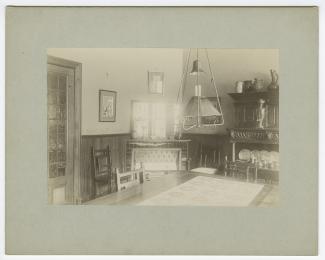 Photographie de la salle à manger de la maison de Théo Van Rysselberghe, construite par son frère Octave, rue de l’Abbaye à Ixelles.