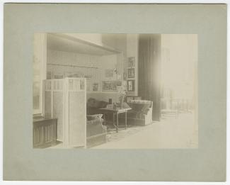 photographie du salon de la maison de Théo Van Rysselberghe, construite par son frère Octave, rue de l’Abbaye à Ixelles