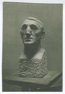 photographie du buste sculpté en pierre de Théo Van Rysselberghe par Maria Petrie (1911), sur une sellette
