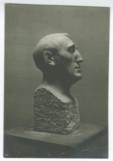 photographie du buste sculpté en pierre de Théo Van Rysselberghe par Maria Petrie, de profil (1911), sur une sellette