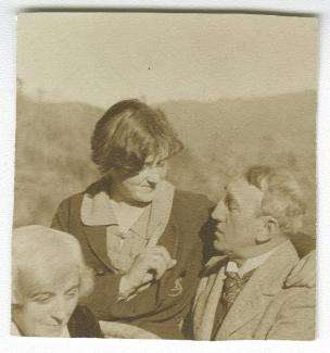photographie montrant, de gauche à droite, Maria Van Rysselberghe, Ethel Whitehorn et Théo Van Rysselberghe, à Saint-Clair