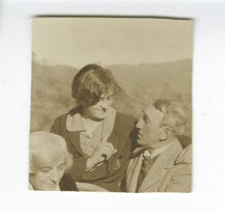 photographie montrant, de gauche à droite, Maria Van Rysselberghe, Ethel Whitehorn et Théo Van Rysselberghe, à Saint-Clair