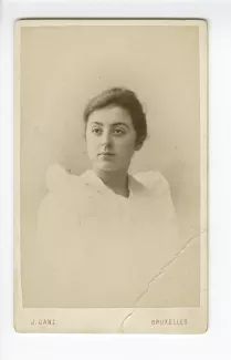 portrait photographique en buste de Maria Monnom, septembre 1885