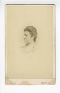 portrait photographique en buste de Maria Monnom, de profil, février 1888