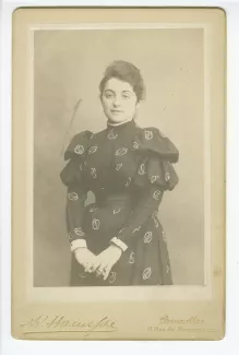 portrait photographique de Maria Van Rysselberghe, mains jointes