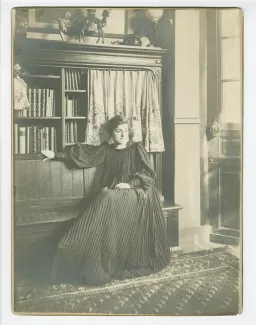 portrait photographique de Maria Van Rysselberghe, assise, dans la maison de Théo Van Rysselberghe, rue de l’Abbaye