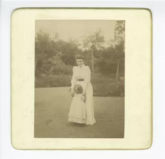 photographie de Maria Van Rysselberghe et sa fille Élisabeth Van Rysselberghe, dans le jardin des Weber