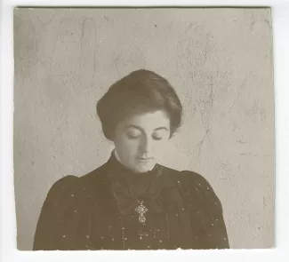 portrait photographique en buste de Maria Van Rysselberghe, tête baissée